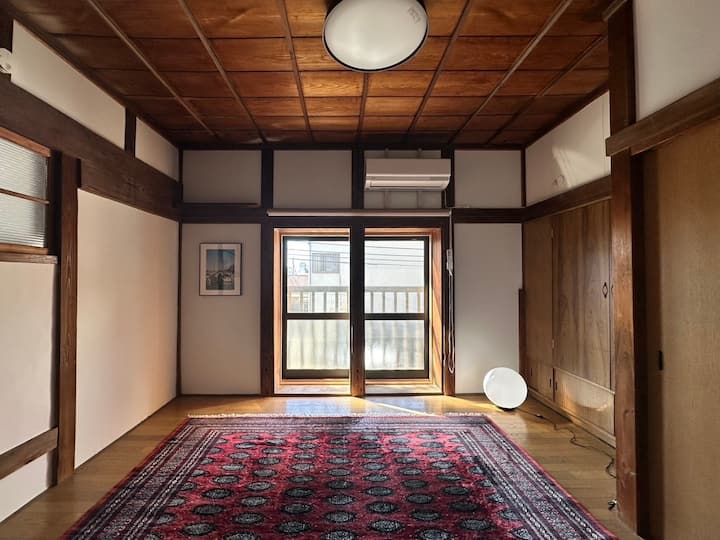 中2階のお部屋。3名以上のご予約はこちらの部屋に布団をご用意します。(最大3セット)ベッドを使用せず布団ご希望のお客様はご相談ください。