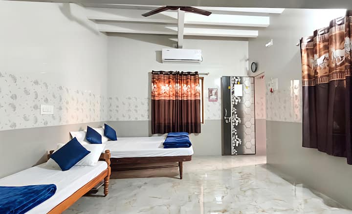 Omkar Homestay | 400m From Dwarkadhish Temple - Dwarka