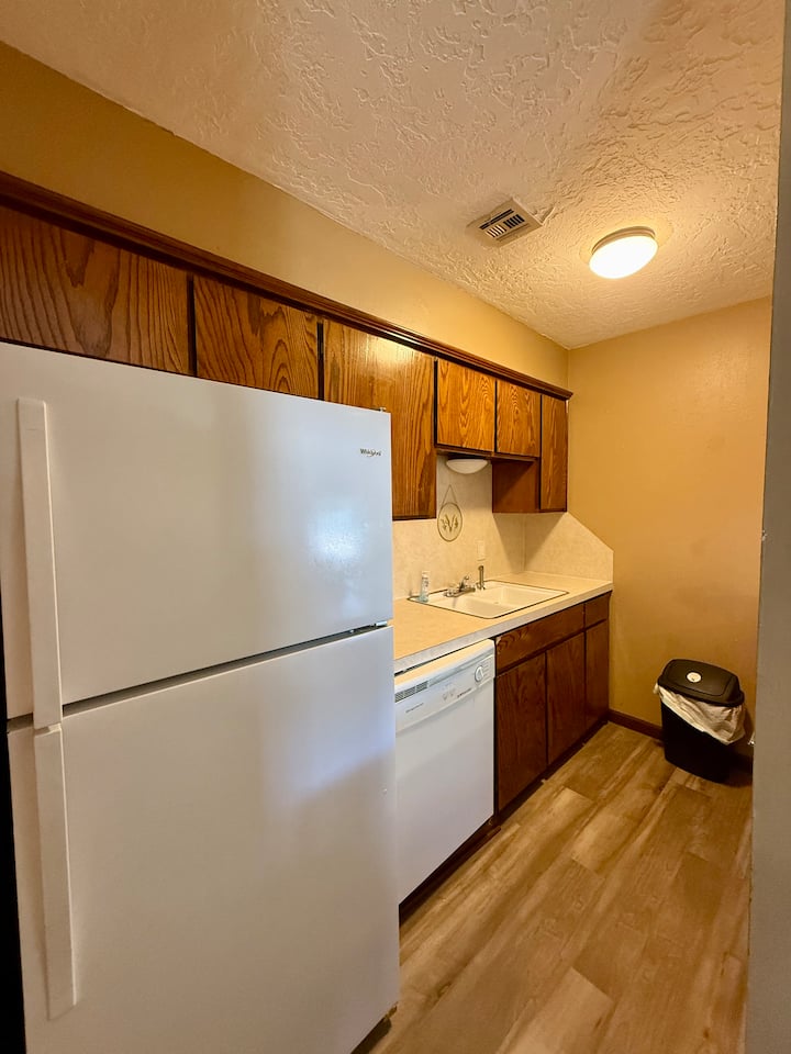 Modern 2br Townhome In Lawton ~ Suite 7d - Lawton, OK