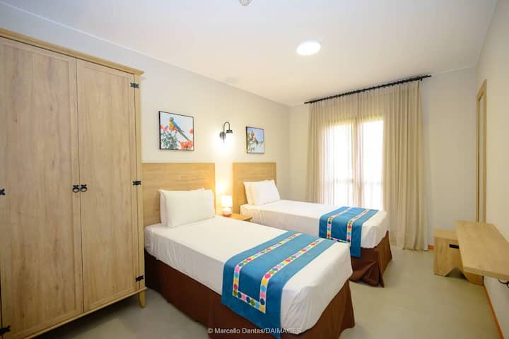 יש בו שתי מיטות יחיד ומיטת עזר נוספת מתחת לאחת ממיטות יחיד. 