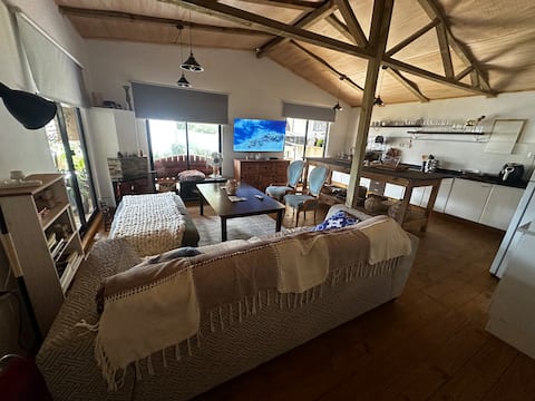 Top Airbnb: Hot tub and deck near the beach en El Chorro