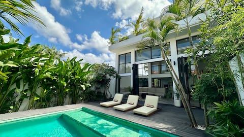 Canggu Villa |5 Min to Beach, Rooftop Cinema, Chef