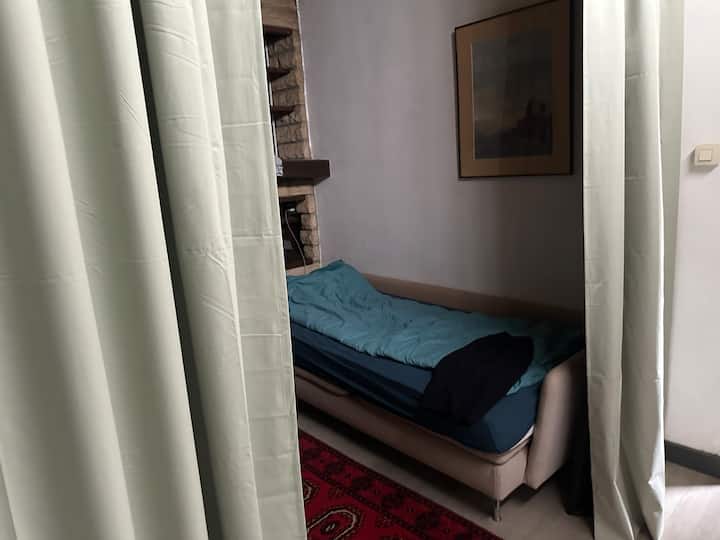 Krevat divan në dhomën e ndenjjes për një vend të mundshëm të 7-të për të fjetur. Mund të ndahet me një perde. 