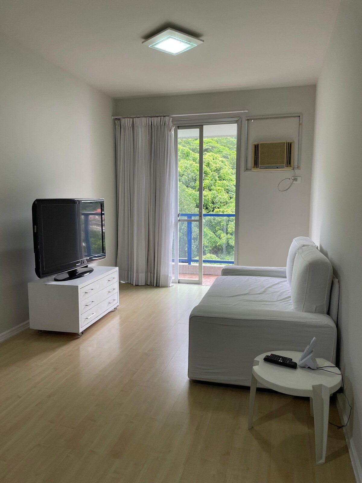 Popular Airbnb listing: Apartment overlooking Christ the Redeemer in Humaitá