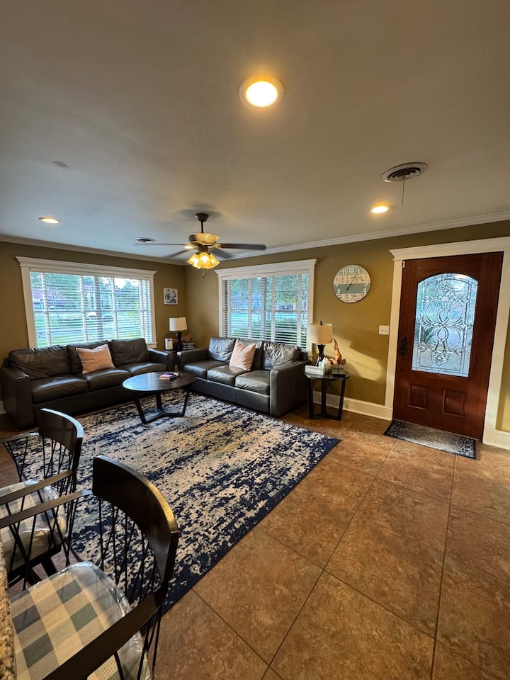 Charming Coastal Retreat! - Biloxi, MS