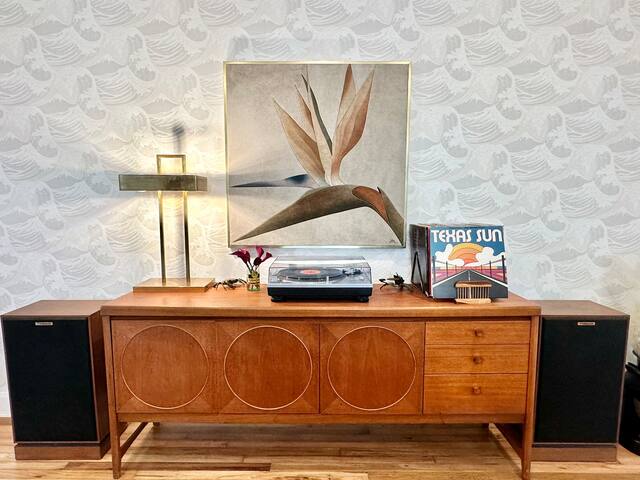 Perfect Bungalow Oasis w/Heated Pool in SOCO gallery image 4