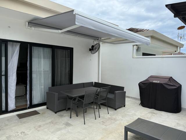 Near Beach • Private Pool • WiFi & 3 Beds +BBQ