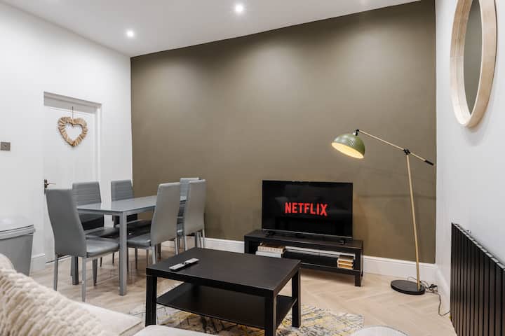 Modern House - Free Parking - 2x Bathrooms - Liverpool