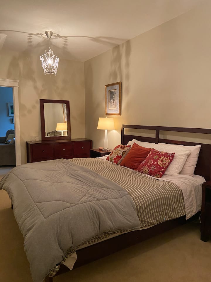 El dormitorio 2 no tiene ventana. Las puertas conducen directamente a la sala de estar (puntos de salida) y al pasillo (baño) 