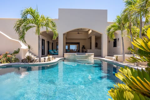 Beach Villa with pool & hot tub close to 4 seasons
