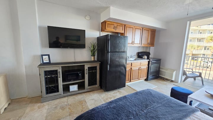 Studio With Balcony Steps To Beach & Pools - Daytona Beach, FL