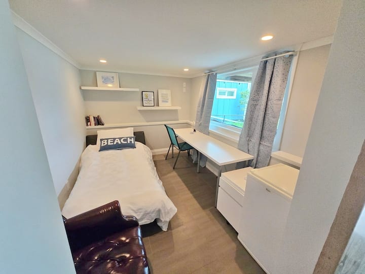 带拉出式双人沙发和办公室的卧室。主屋