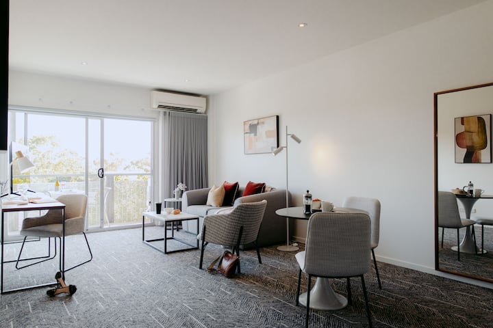 Central One Bedroom Apartment With Balcony - Melbourne