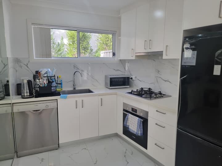 Private Room W/ Own Bathroom + Parking | Near Wsu - Parramatta