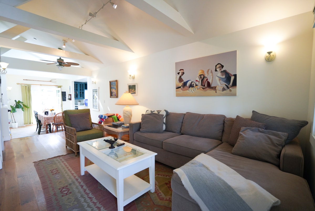 Top Airbnb: Sea Breeze Cottage- charm & location in Laguna Beach
