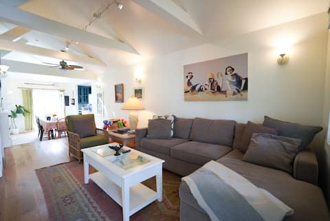 Top Airbnb: Sea Breeze Cottage- charm & location in Laguna Beach