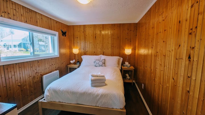 Kitanda chenye starehe chenye mito minne na duvet. Feni mbili binafsi za kulala kwa starehe, saa ya king 'ora na dirisha lenye giza la chumba. Fikia kwa urahisi taa na meza kando ya kitanda.  Kipasha joto cha ukuta kwa usiku wa baridi. Kabati la kuhifadhia nguo. 