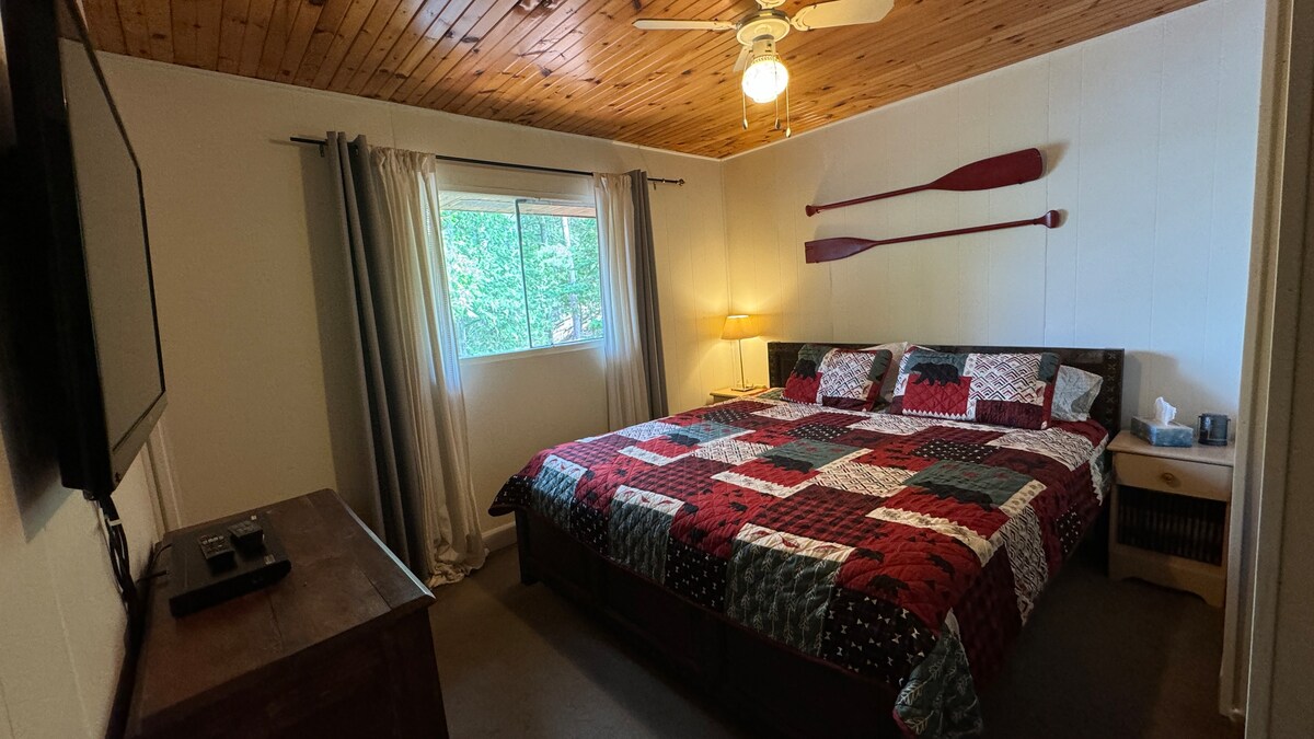 תיהנו מנוף לאגם ממיטת קינג סייז עם טלוויזיה 42 אינץ' עם נגן Blu-ray DVD ומחבר HDMI נוסף ל-FireStick או ל-AppleTV (לא כלול) ומאוורר תקרה לנוחיותכם.