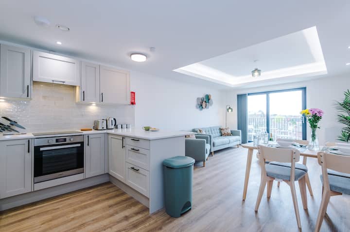 Large Apt | Balcony | Free Parking | Pets Welcome - Cheadle