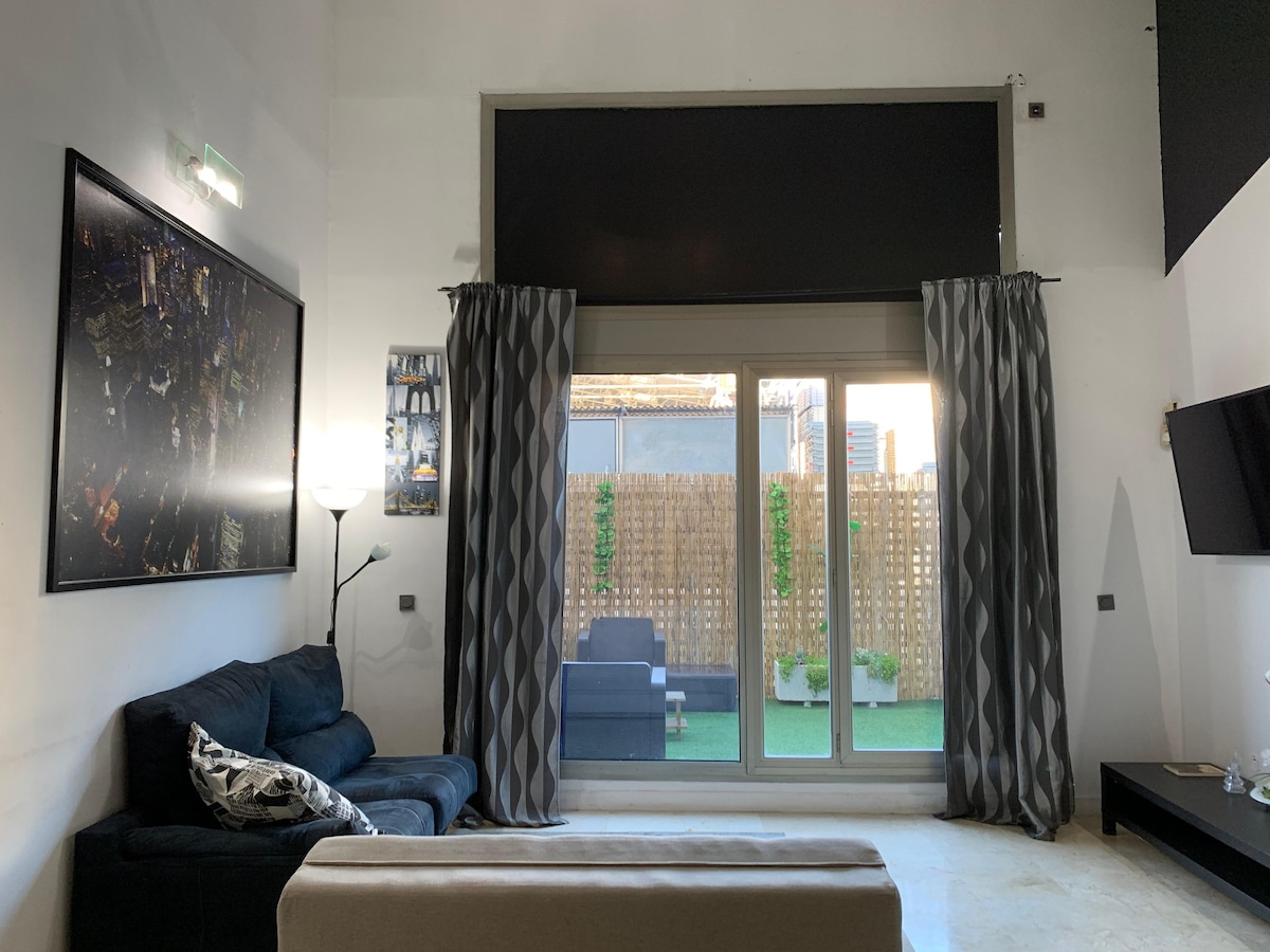 Erfolgreiche Airbnb-Immobilie: modern loft with a private terrace in Villaverde