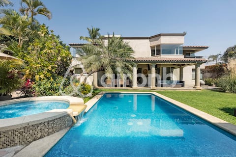 Beautiful residence, close to event gardens.