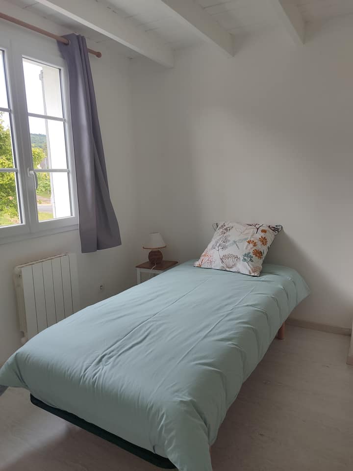 Arriba:
1 cama de 90
1 perchero para ropa 
1 edredón adicional 