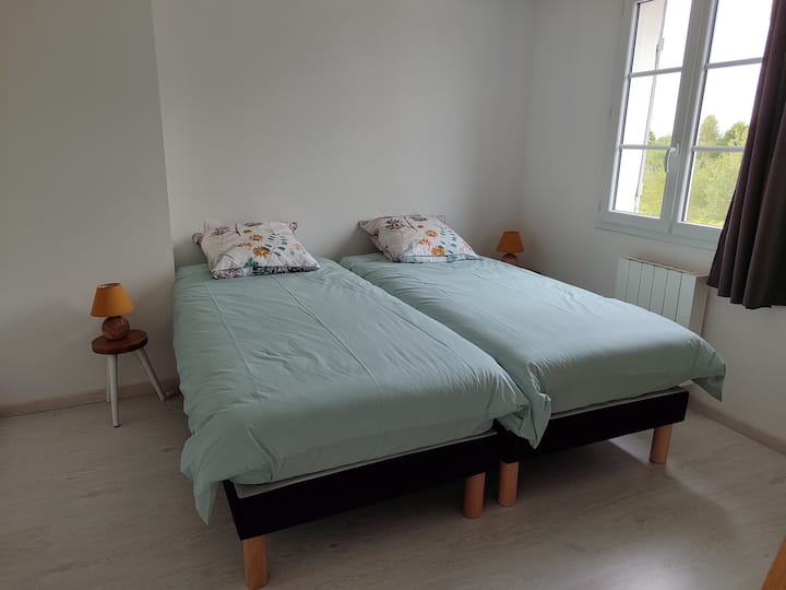 habitación con 2 camas de 90 
2 edredones adicionales
1 perchero para ropa 