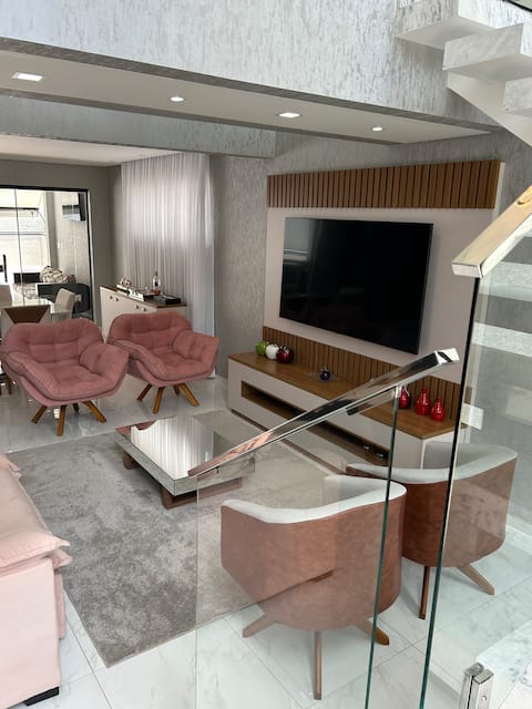 Successful Airbnb property: Amazing House in a gated community. in Atibaia