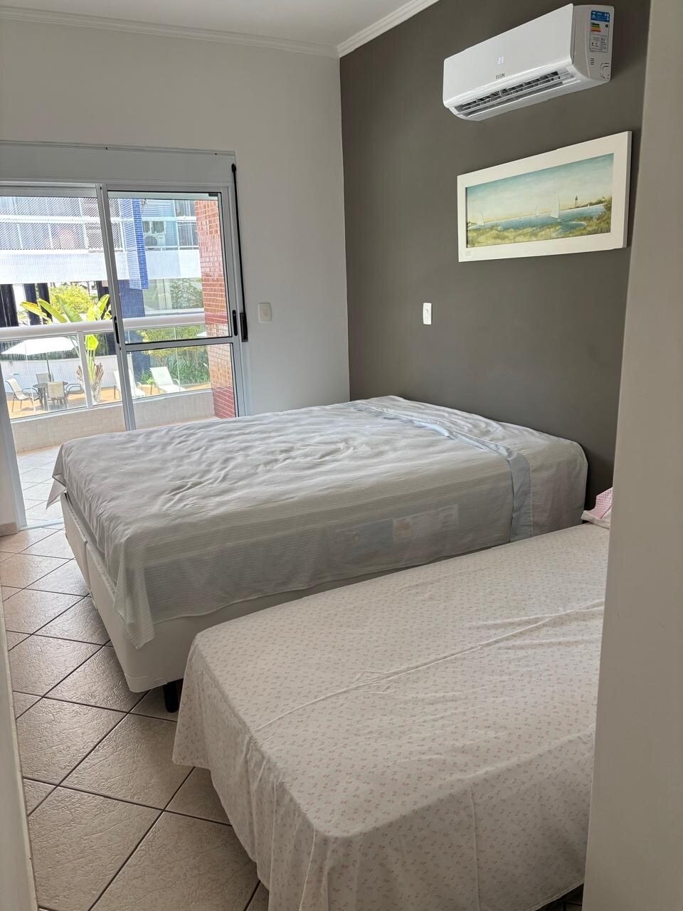 Apartman s bračnim krevetom i klima-uređajem.