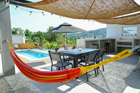 Villa with pool and petanque, 6 people, Aveyron!