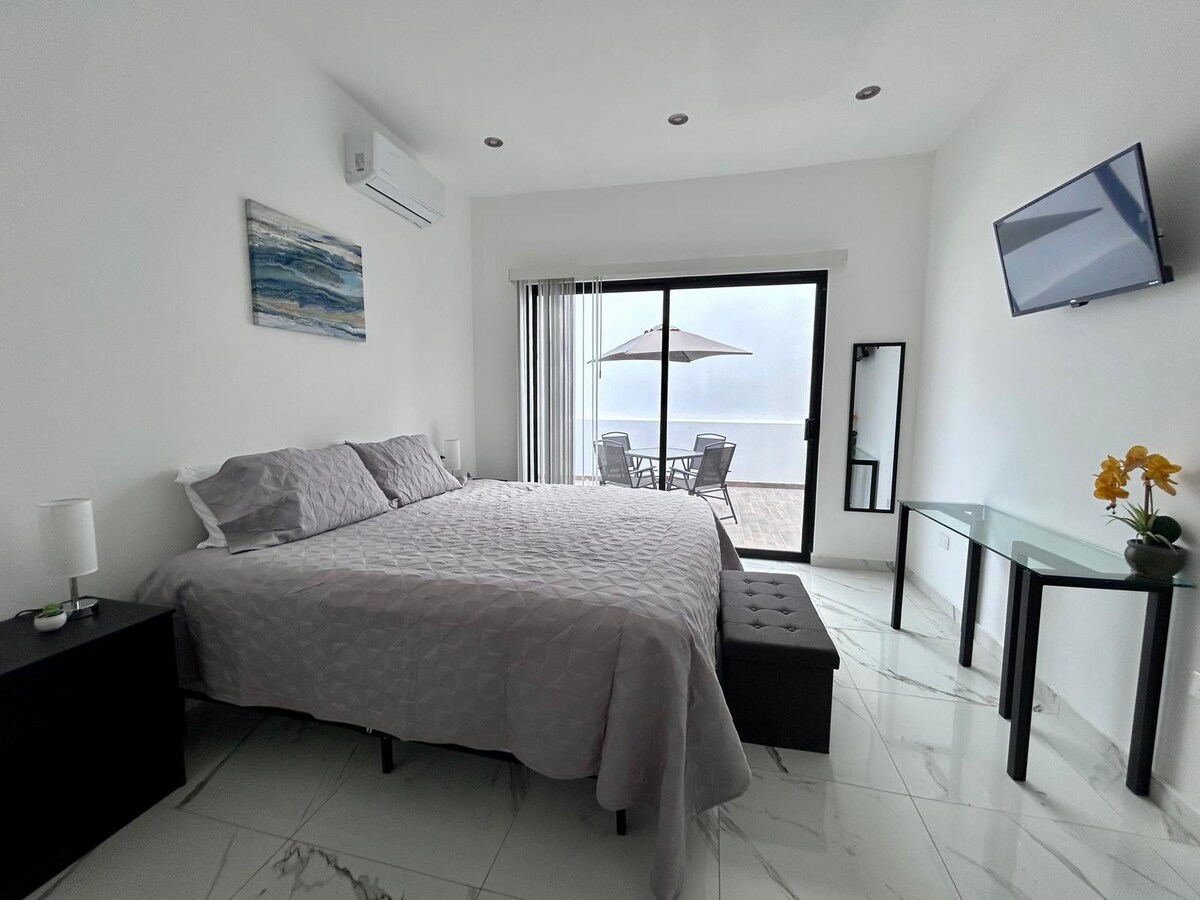 Მთავარი საძინებელი 
1 ადგილიანი საწოლი
1 სრული სააბაზანო 
Ტელევიზორი 
Მინი ‑ გაყოფილი კონდიციონერი/გათბობა
Აივანი
Პატიოს ნაკრები