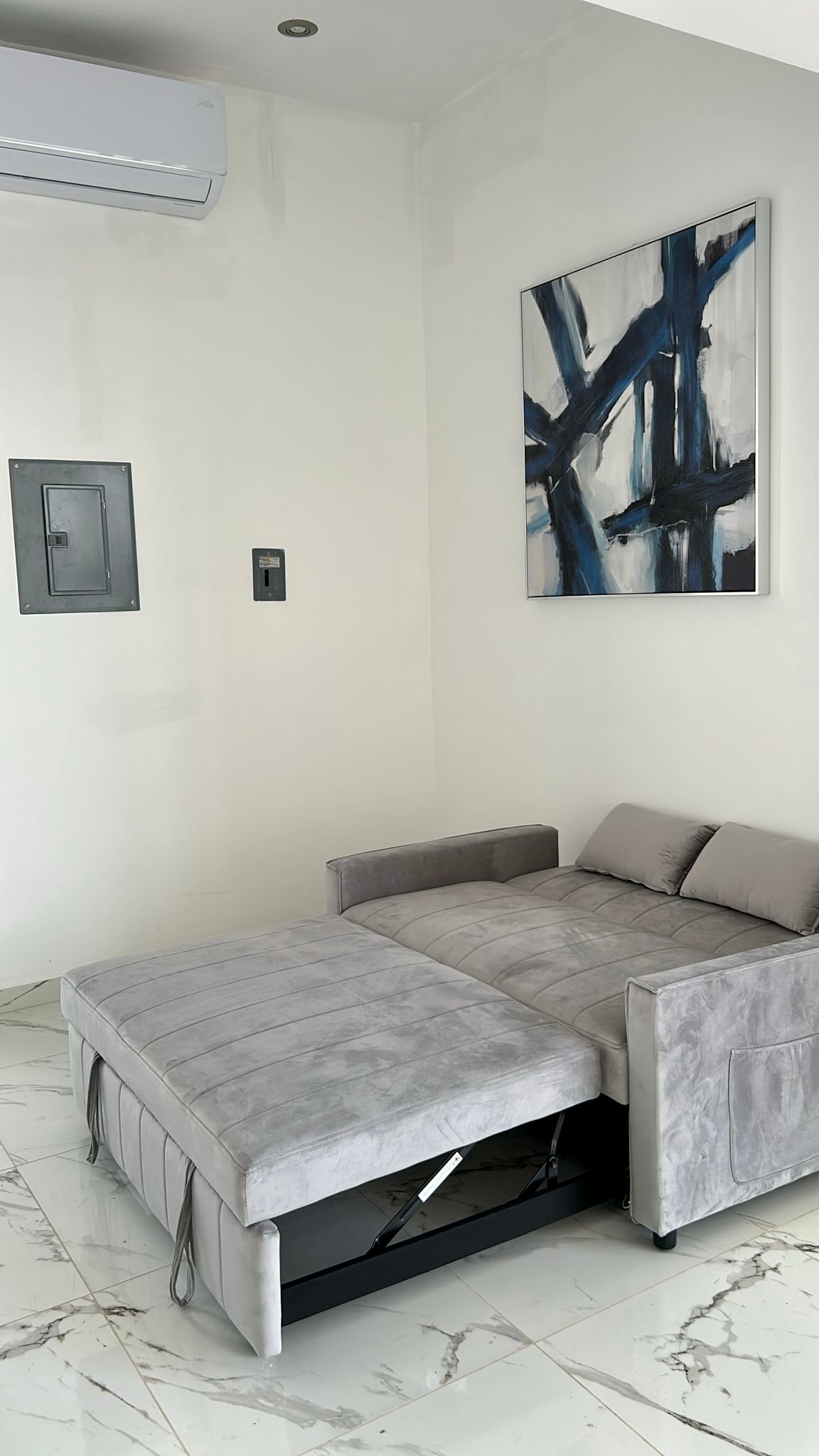 Პატარა მისაღები ოთახი:
1 გასაშლელი დივანი
Მინი ‑ გაყოფილი კონდიციონერი/გათბობა