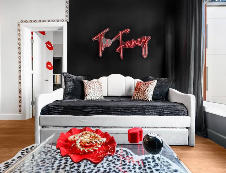 The Fancy |Downtown Views |Walk To Broadway + Pool - Lipscomb University, Nashville