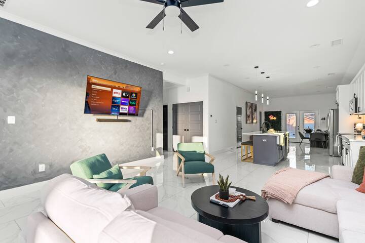 Hot Tub + Putting Green Oasis | 12 Min to Dallas