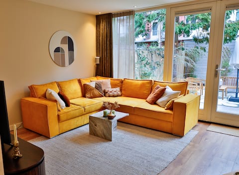 Popular Airbnb listing: Modern retro ground floor apartment with sunny garden in Landlust