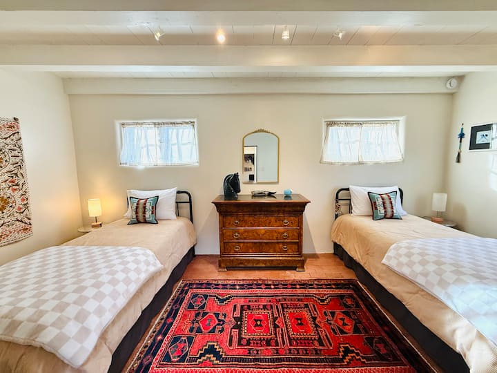 El espacioso dormitorio de invitados tiene dos camas individuales XL de tamaño adulto. 