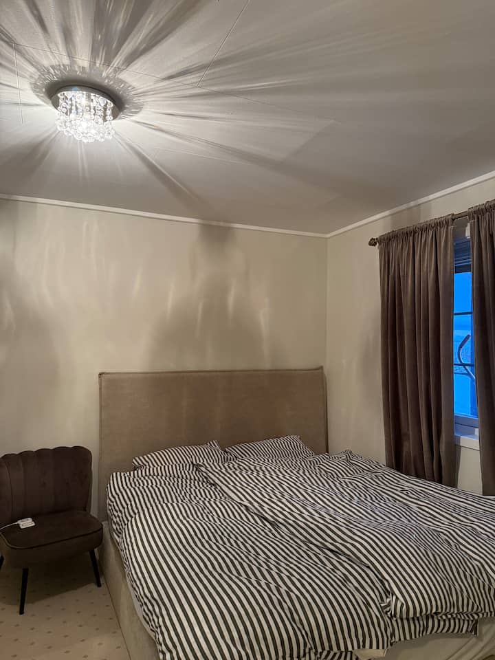 חדר שינה בקומה התחתונה. מיטה זוגית.