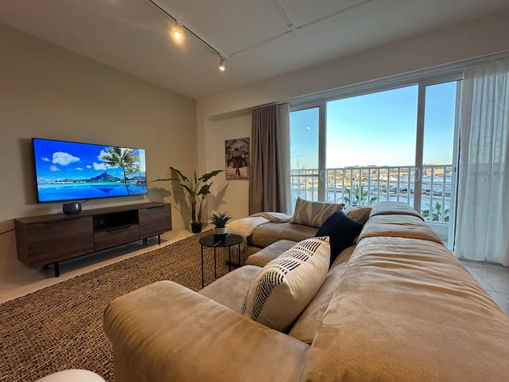 Stylish 2br Seafront + Incredible Valletta Views - Pembroke, Malta