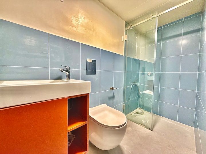 Gemmayze, King-size bed, AC, Balcony, Orange, Gemmayze, Beirut: photo 3