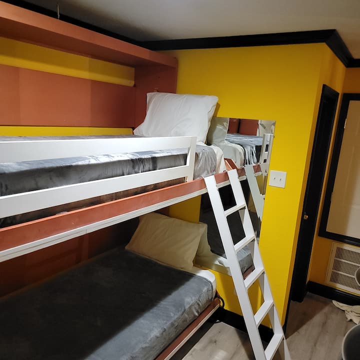 Svaki je krevet prilagođen veličini za odrasle od 81inča, pa se slobodno ispružiti bez ograničenja. 