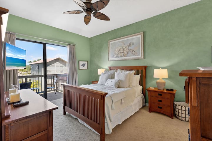 Откријте рај за релаксација во главната спална соба, исполнет со декор инспириран од крајбрежјето и неверојатен поглед. Има брачен кревет (широк 150-179 см) за мирен ноќен сон.