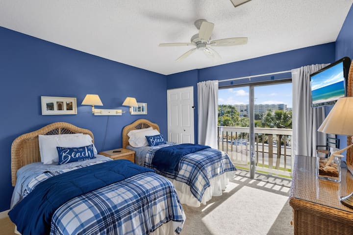 Уживајте во смирувачката атмосфера на гостинската соба, истакната со светлосини тонови.