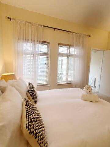 City Centre Green haven. 2 bed/2bth loft gallery image 3