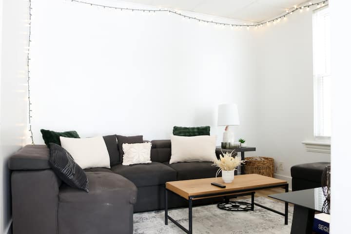 Cozy Modern Retreat & Warm Vibes - London, Ontario