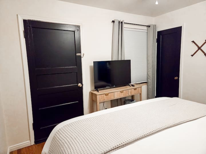 Krevat i rehatshëm me madhësi king me televizor dhe dollap për rroba. Dera për në oborrin e pasmë.