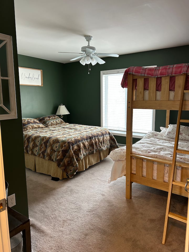 سرير بحجم كوين مع أسرّة بطابقين. سرير كامل في الأسفل، توأم في الأعلى 