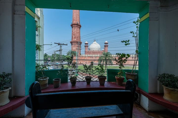 El balcón privado de tu suite, con vistas a los lugares más emblemáticos de Lahore.