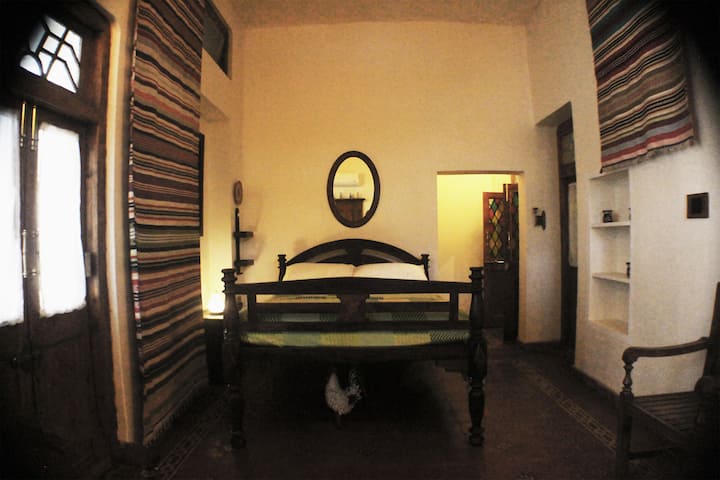 Un refugio tranquilo en Saaya con madera y artesanía tradicionales.