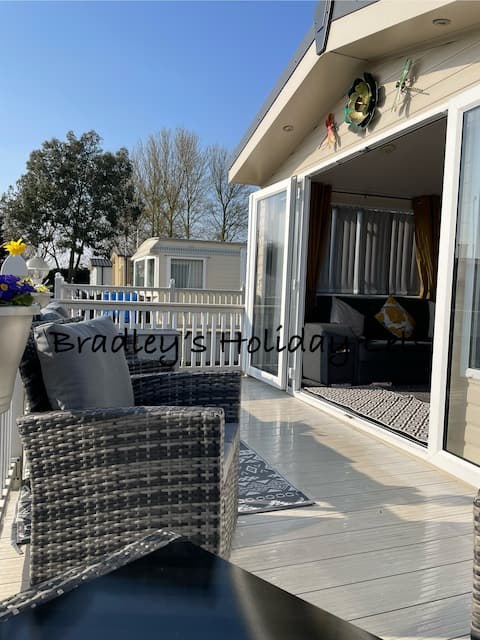 Modern Six berth Static Caravan on Maple Lake