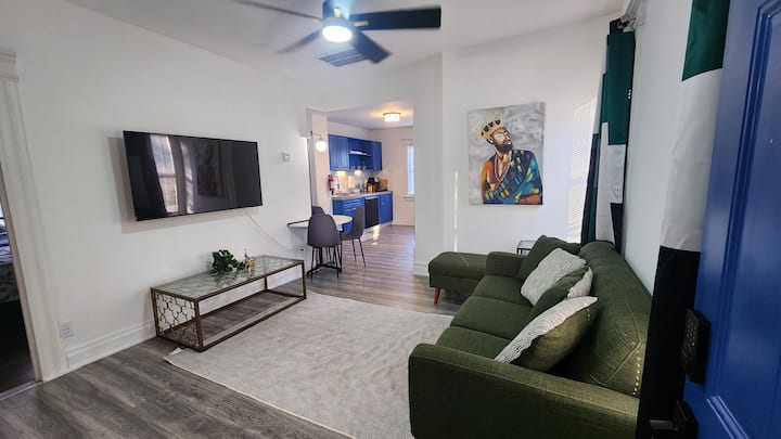 Chic & Convenient 2br  Near Nyc & Ewr! - Newark, NJ